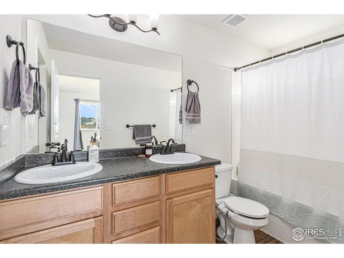 Photo of 985 Axis Dr