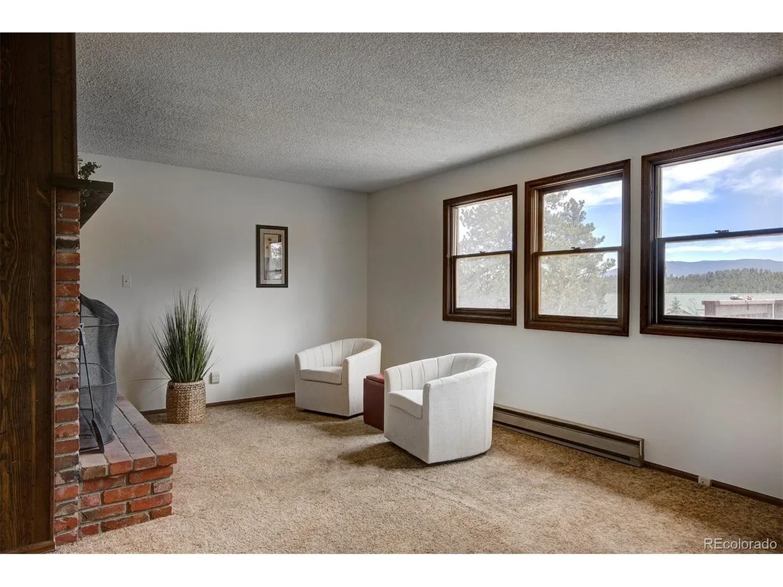 Photo of 1899 Roland Dr