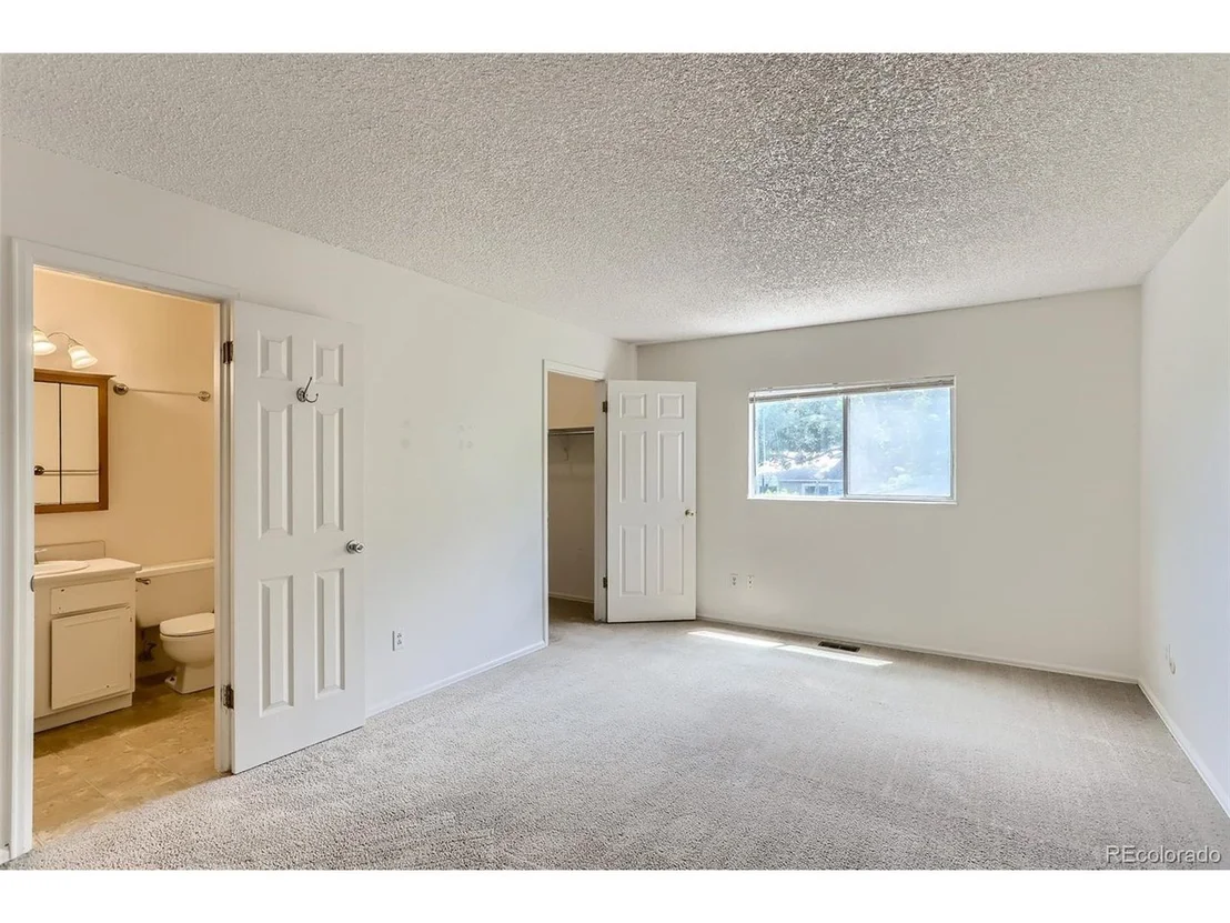 Photo of 216 Summit Cir