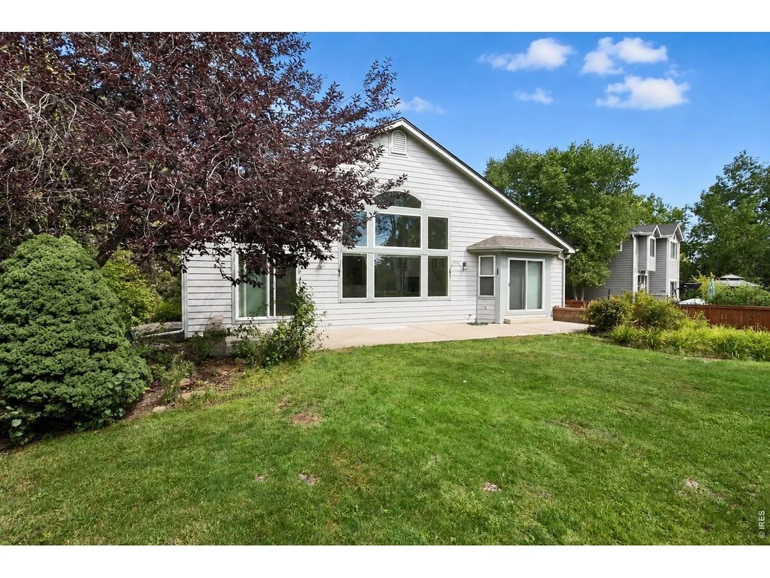 Photo of 925 Deerhurst Cir