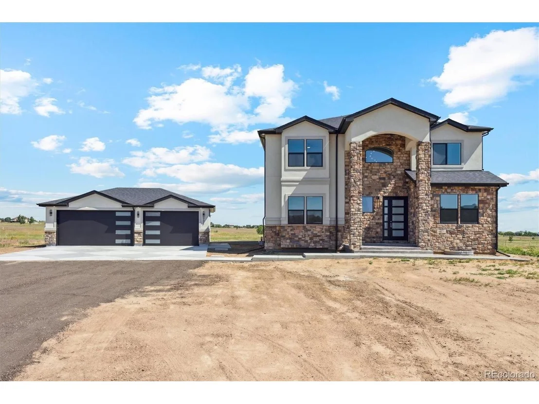 Photo of 995 Pinehurst Ct