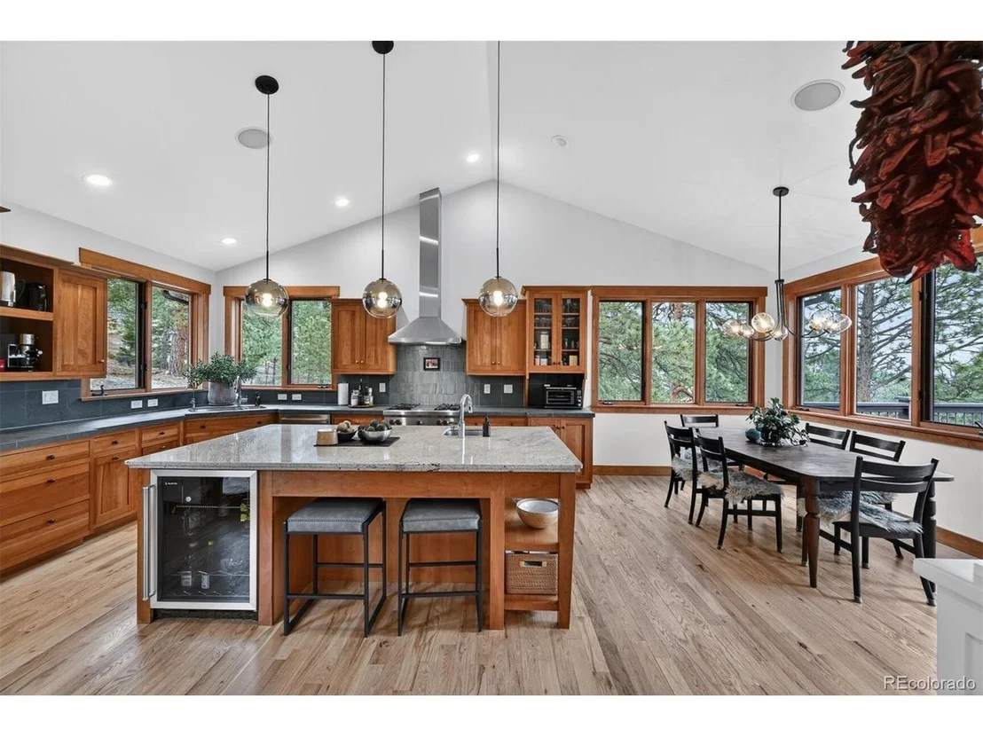 Photo of 528 W Meadow Rd