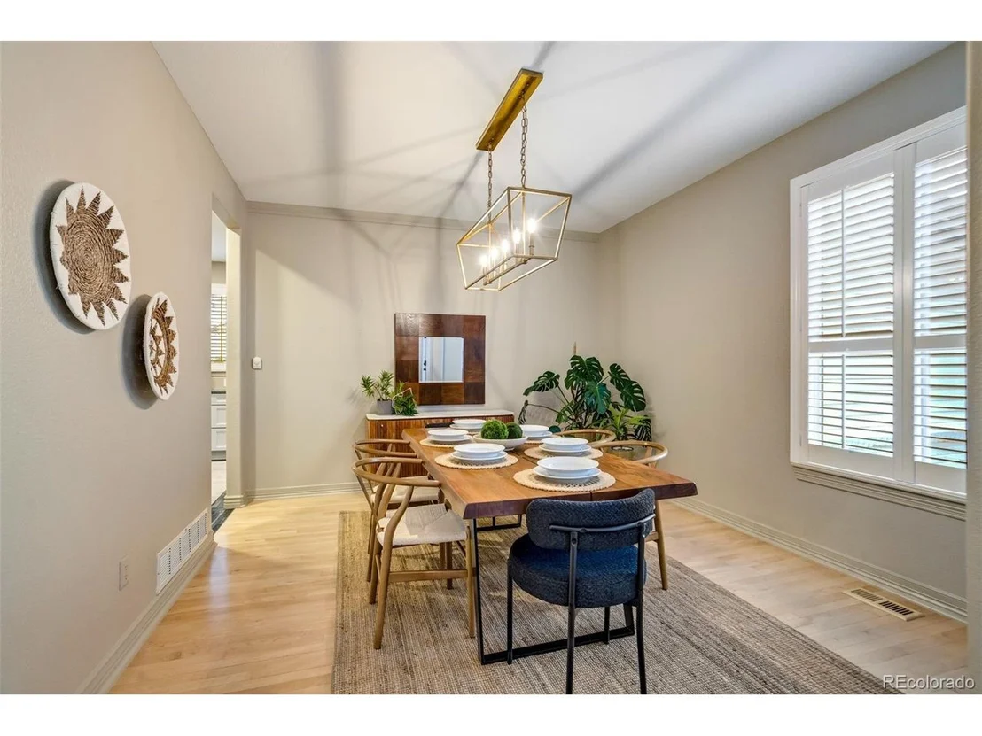 Photo of 327 Ingleton Ct
