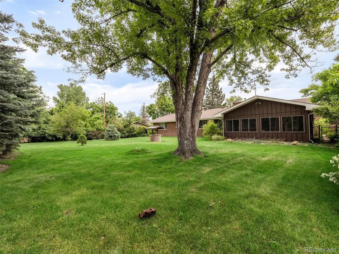 Photo of 965 Parkway Dr