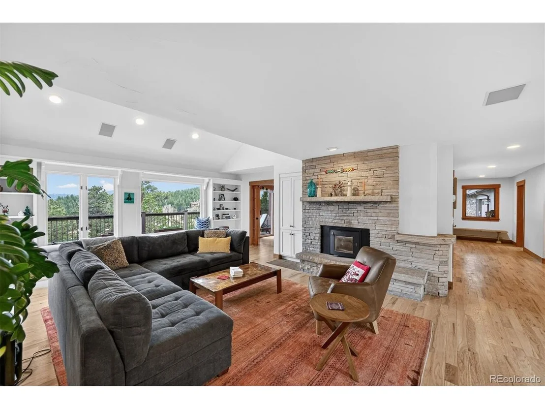 Photo of 528 W Meadow Rd