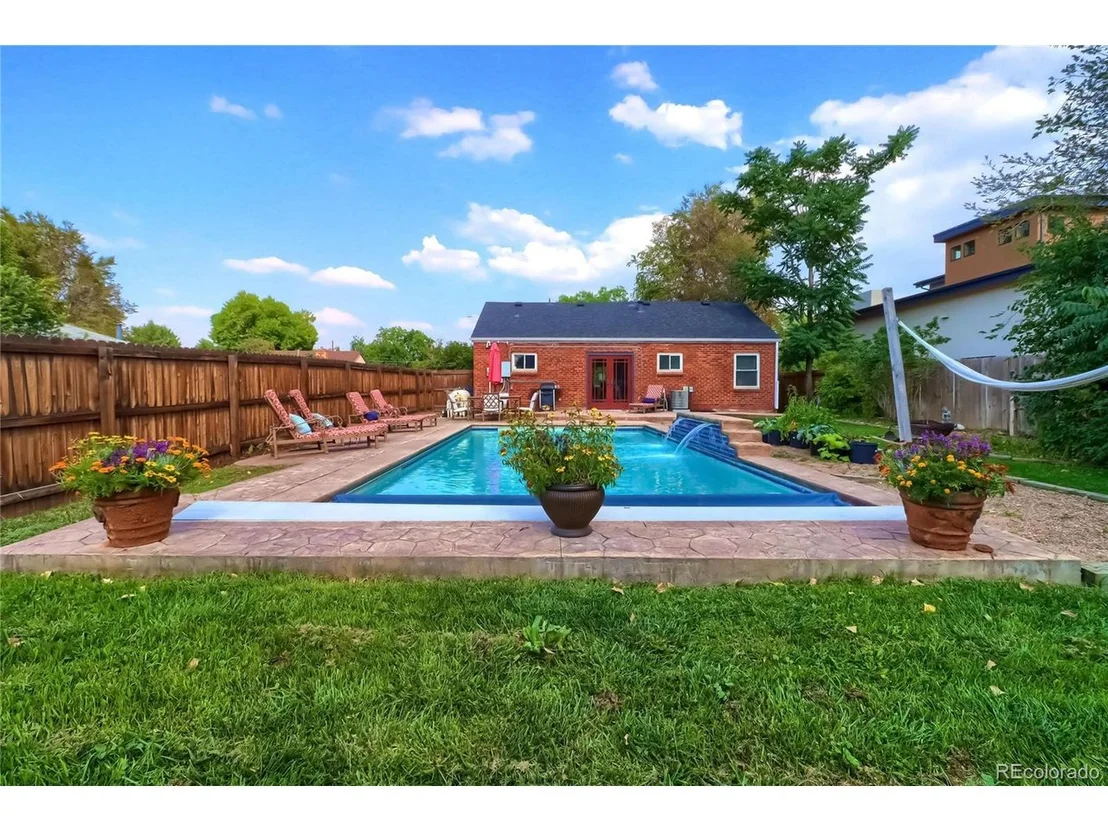Photo of 995 Elm St