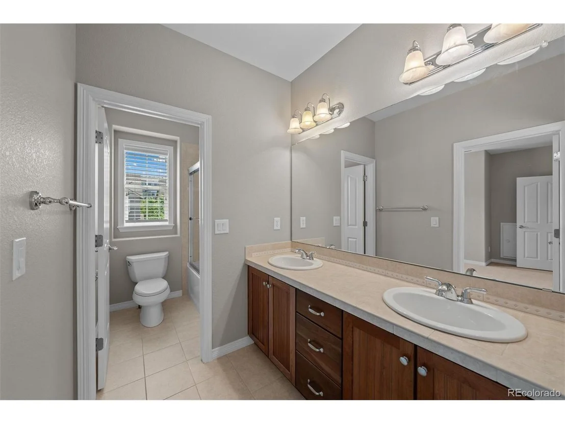 Photo of 10876 Valleybrook Cir