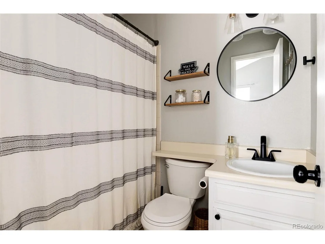Photo of 250 N Holcomb Cir