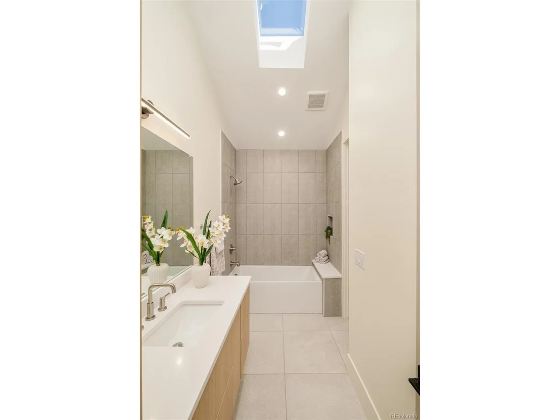 Photo of 568 Cook St