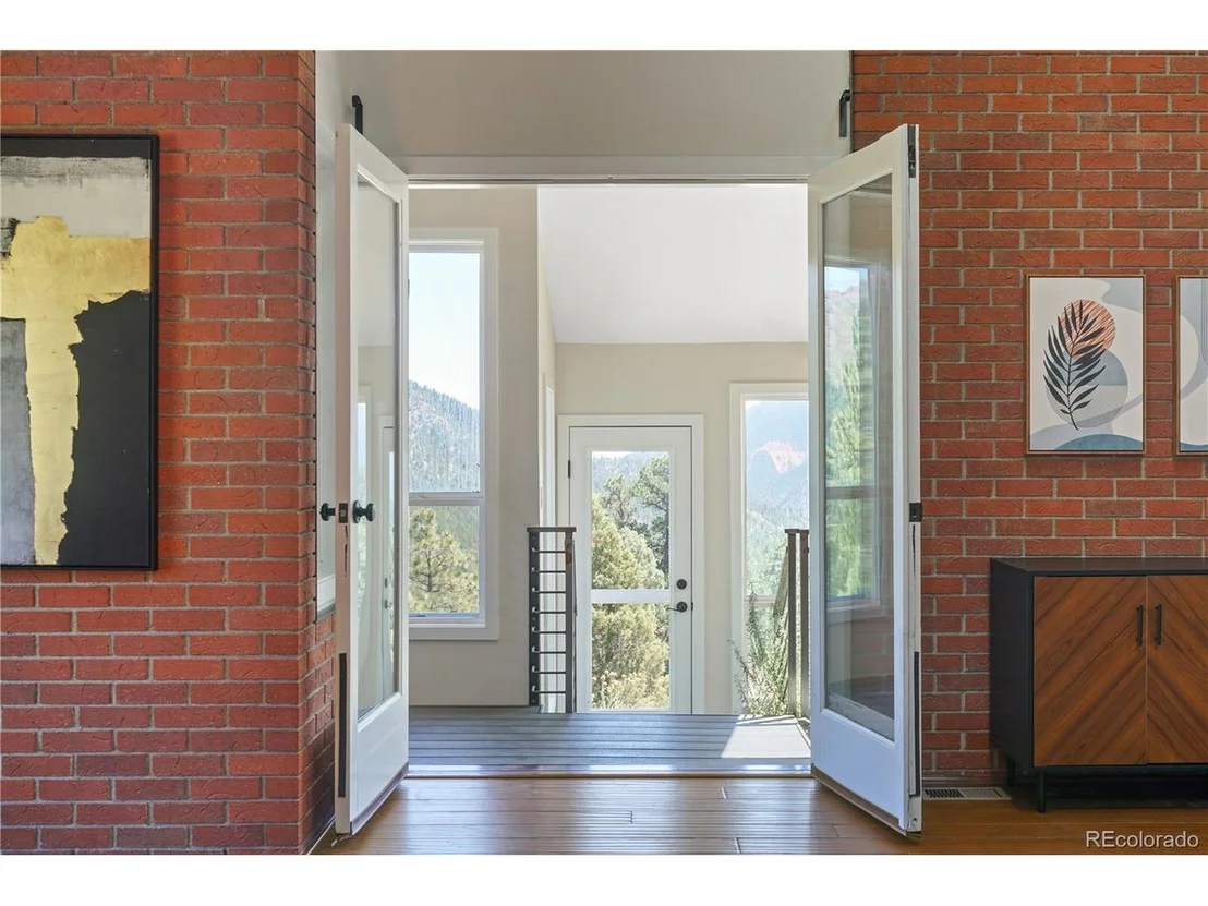 Photo of 395 Cougar Dr