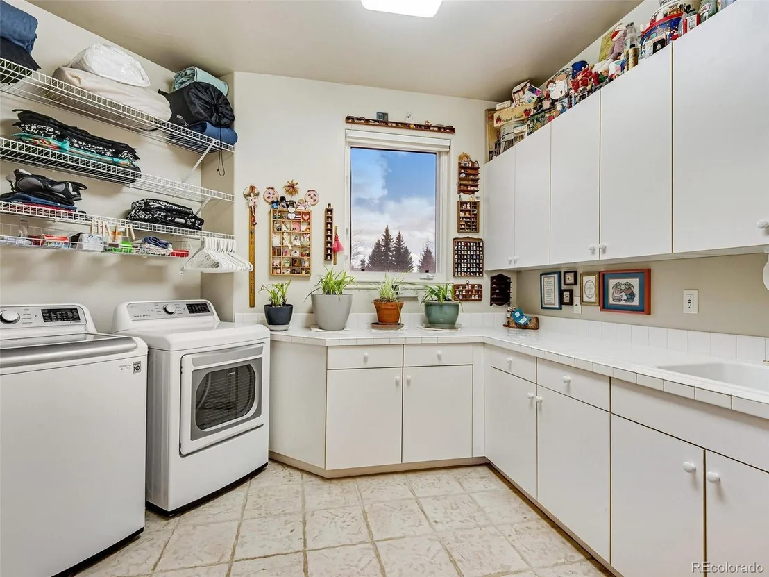 Photo of 940 Aztec Dr