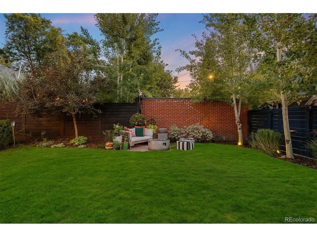 Photo of 2383 Jasmine St