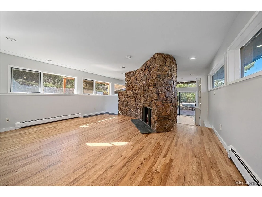 Photo of 560 Valley Rd