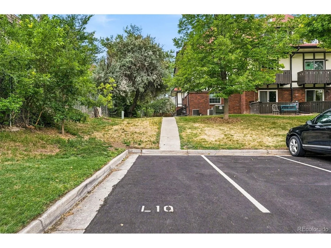 Photo of Unit LL10 at 3250 Oneal Cir