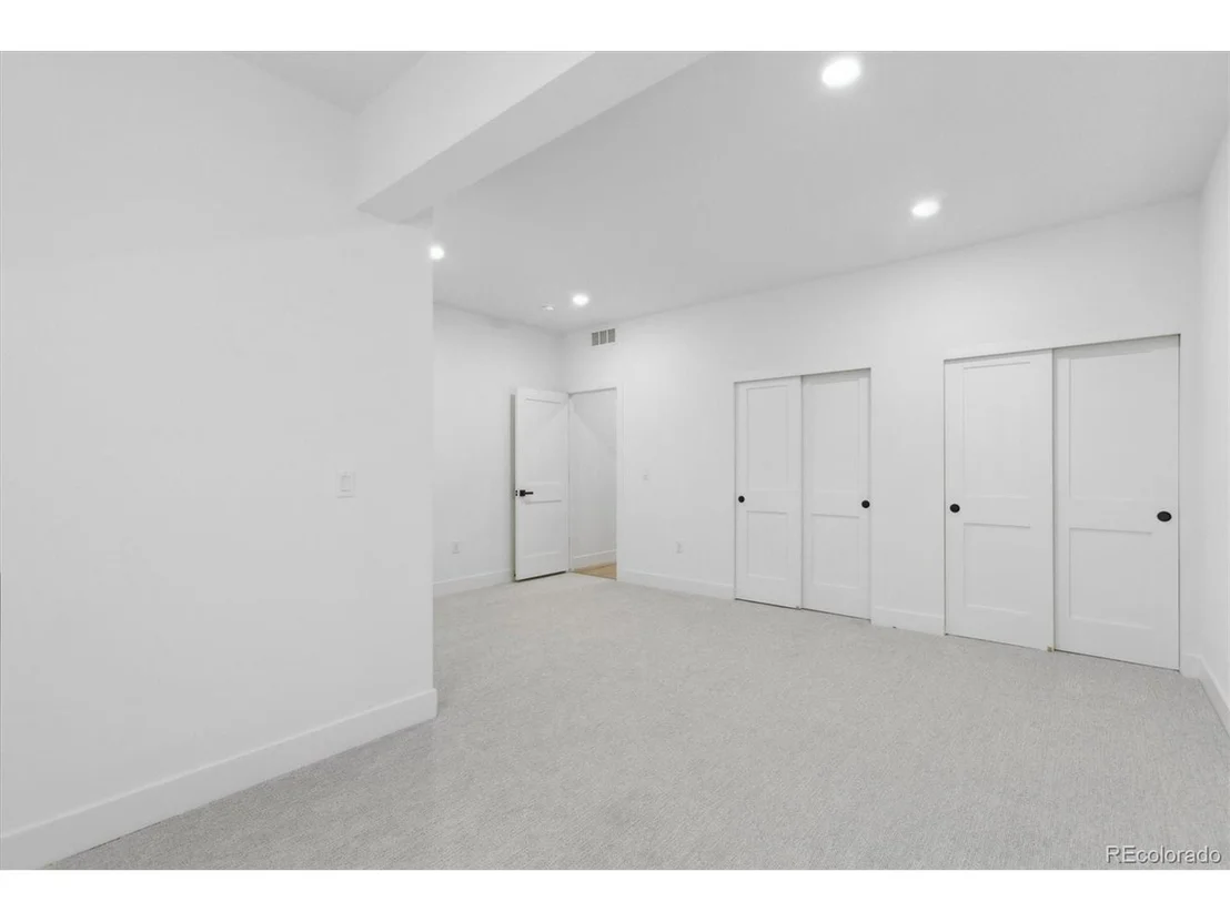 Photo of 995 Pinehurst Ct