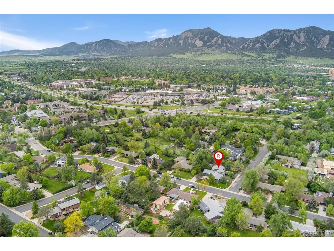Photo of 831 Crescent Dr
