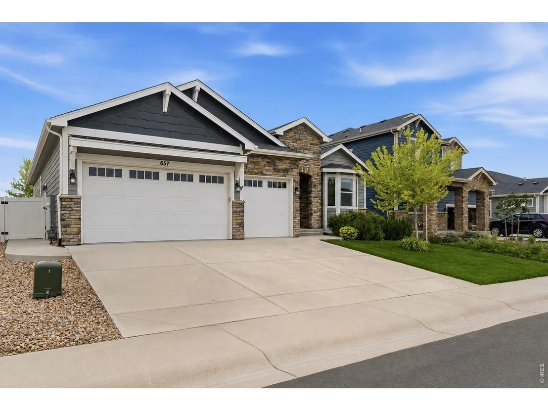 Photo of 657 Boxwood Dr