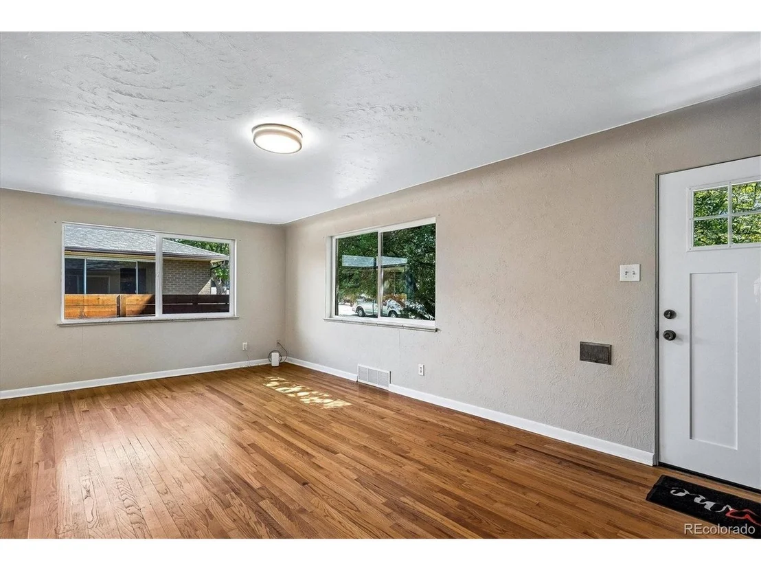 Photo of 323 Irving St