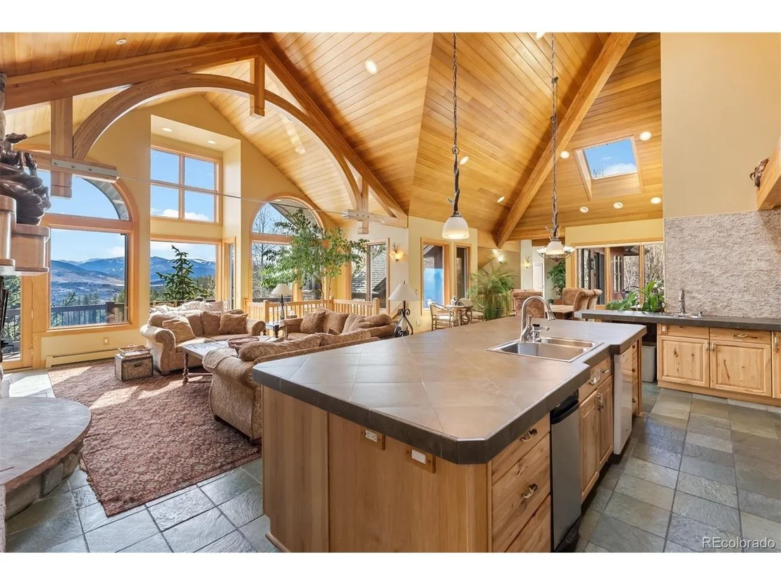 Photo of 348 Jade Rd