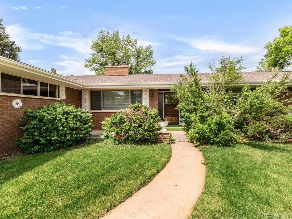 Photo of 965 Parkway Dr