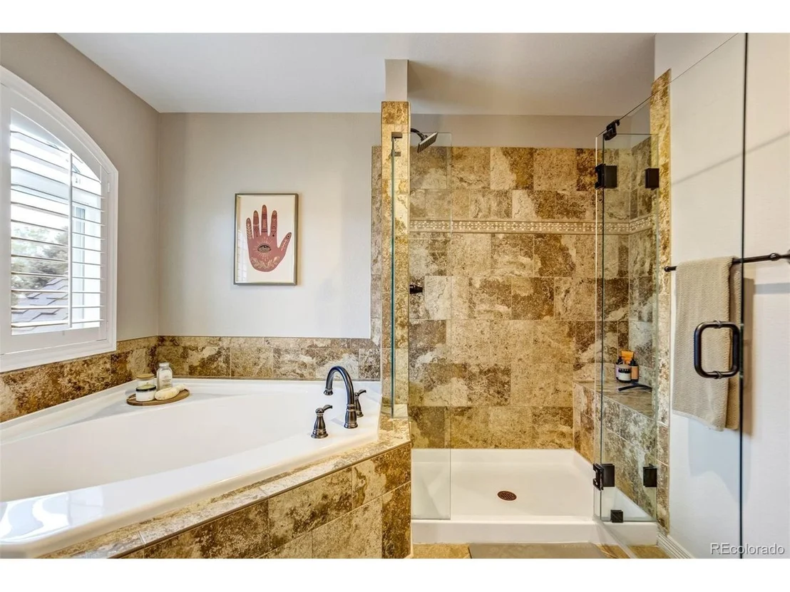 Photo of 327 Ingleton Ct