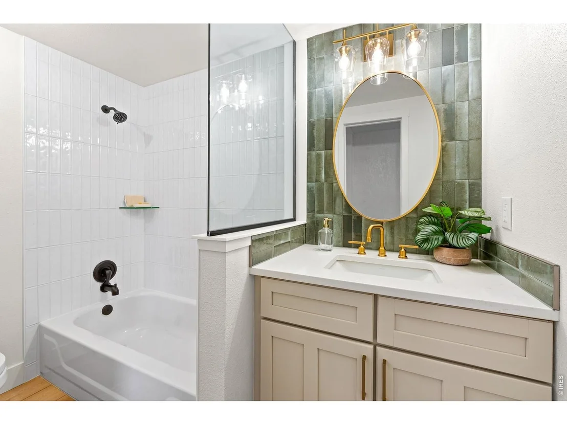 Photo of 104 Oak St