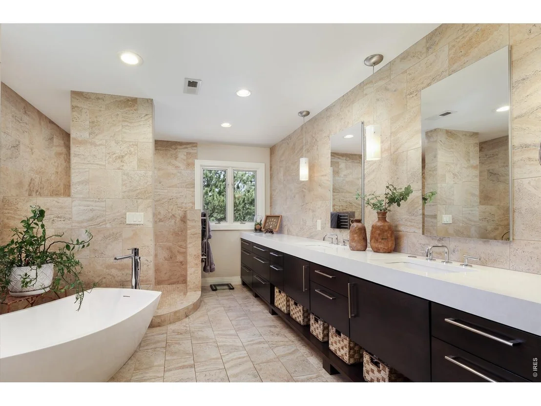 Photo of 300 Colard Ln