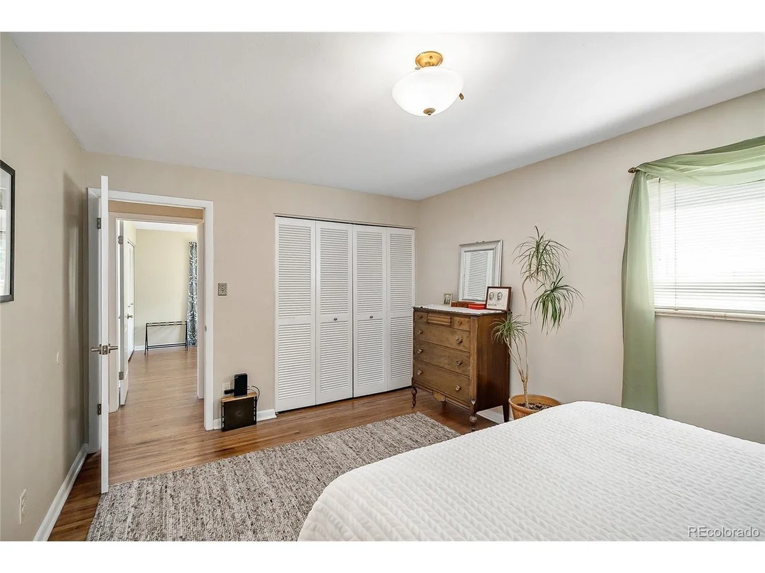 Photo of 6045 Queen St