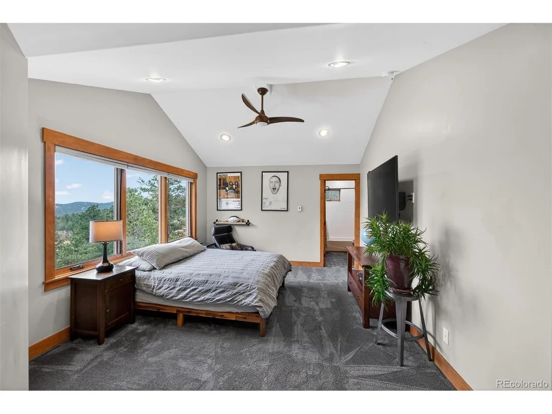 Photo of 528 W Meadow Rd