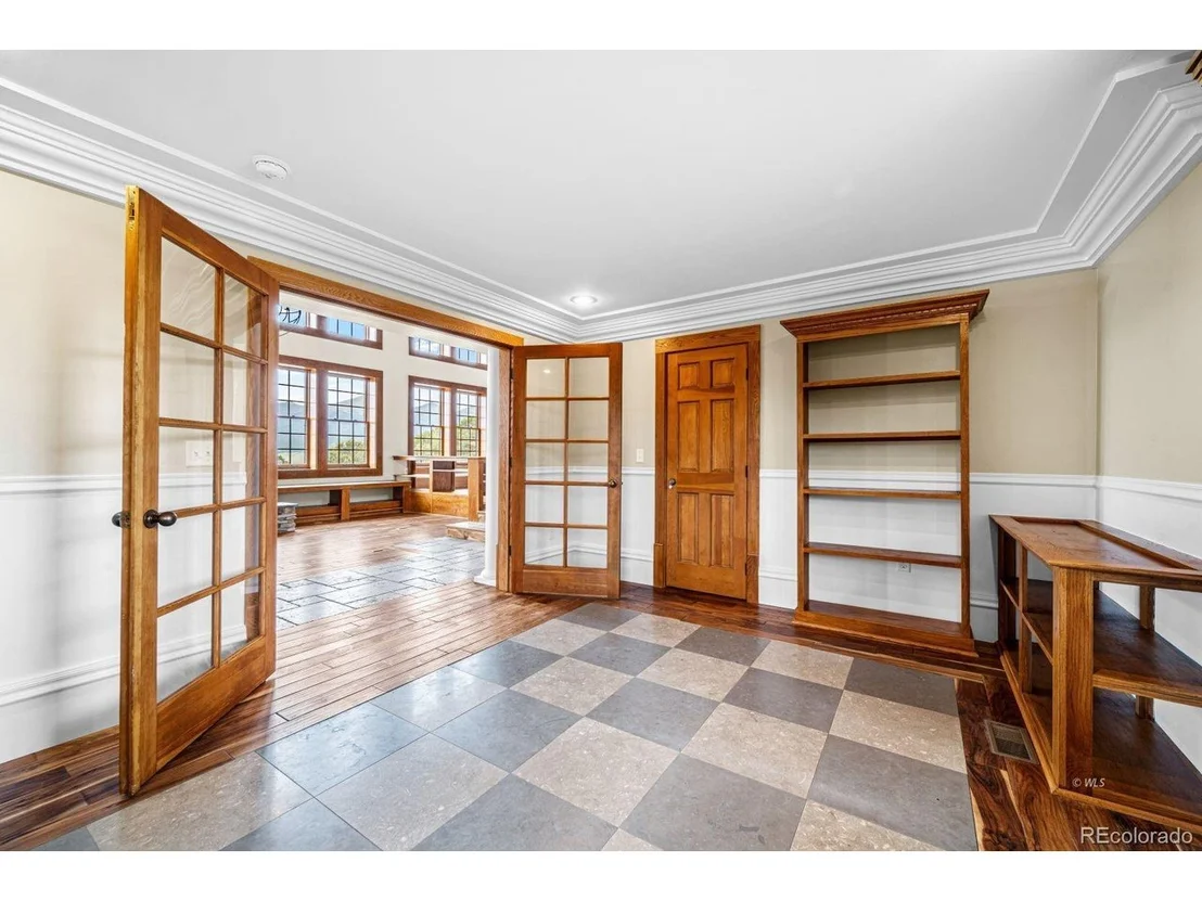 Photo of 325 McMurtrie Rd