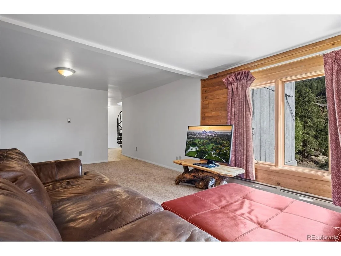 Photo of 1729 Crow Valley Rd
