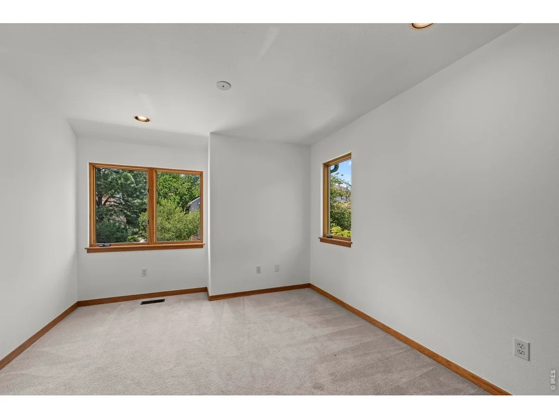 Photo of 1001 Utica Cir