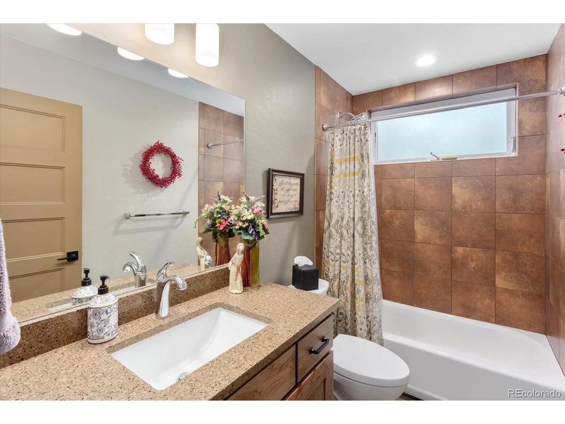 Photo of 539 W 2nd St