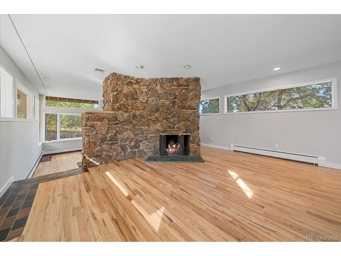 Photo of 560 Valley Rd