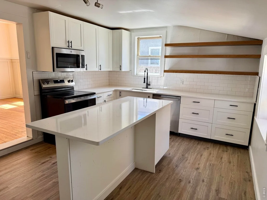 Photo of 425 Dillingham Ave