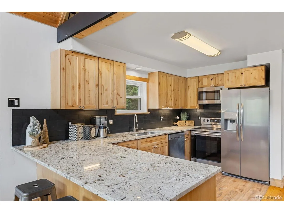 Photo of 894 Peterson Dr