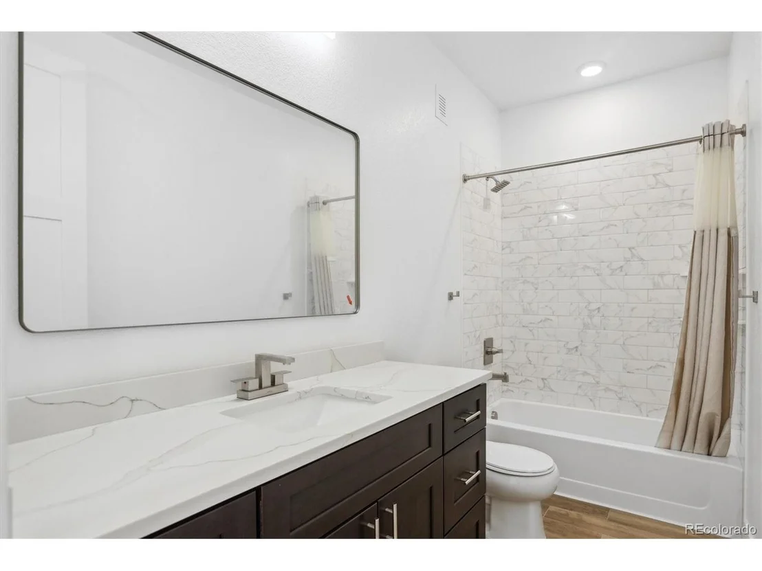 Photo of 995 Pinehurst Ct