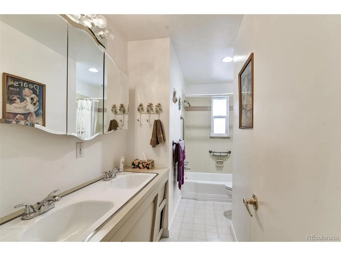 Photo of 6043 Field St