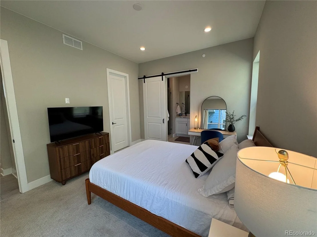 Photo of 958 Superior Dr
