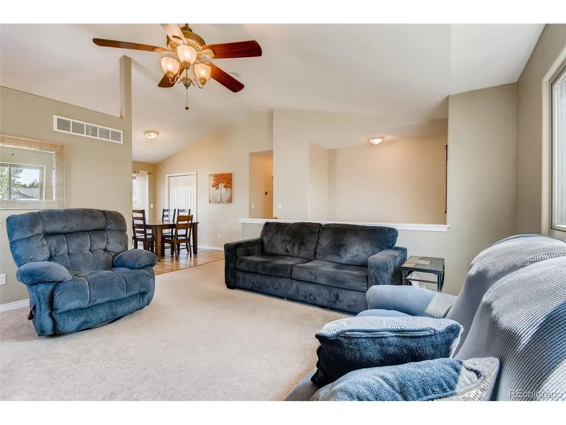Photo of 525 Hawthorn Cir