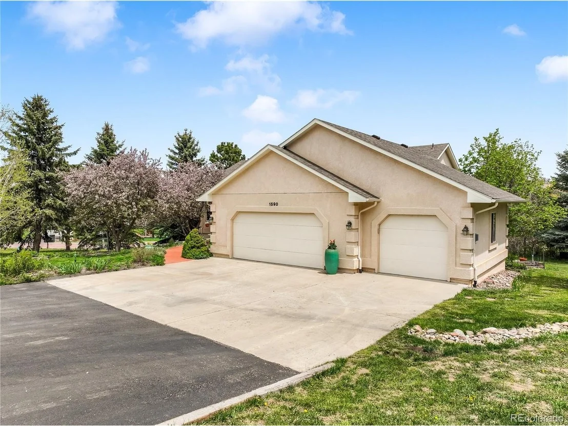 Photo of 1590 Longview Cir