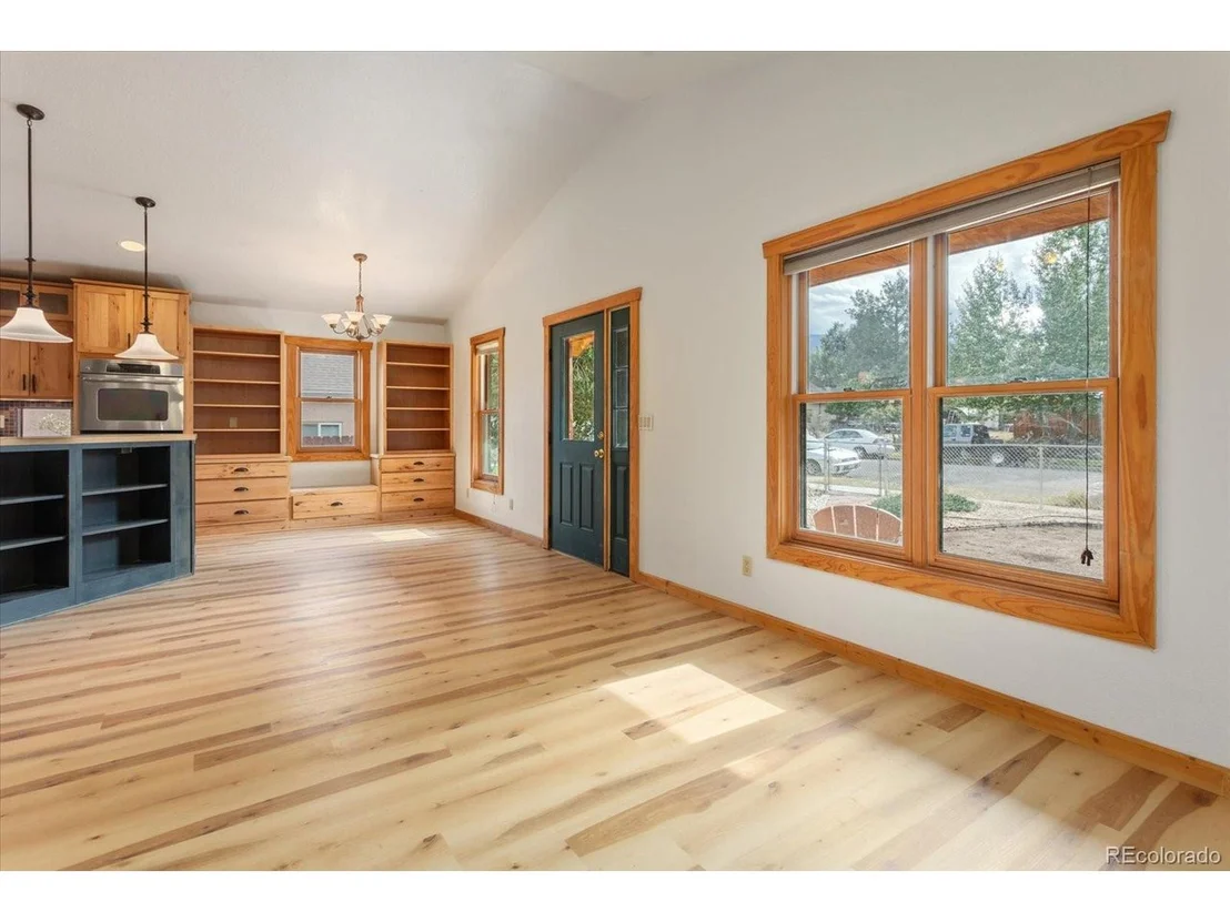 Photo of 734 W 2nd St