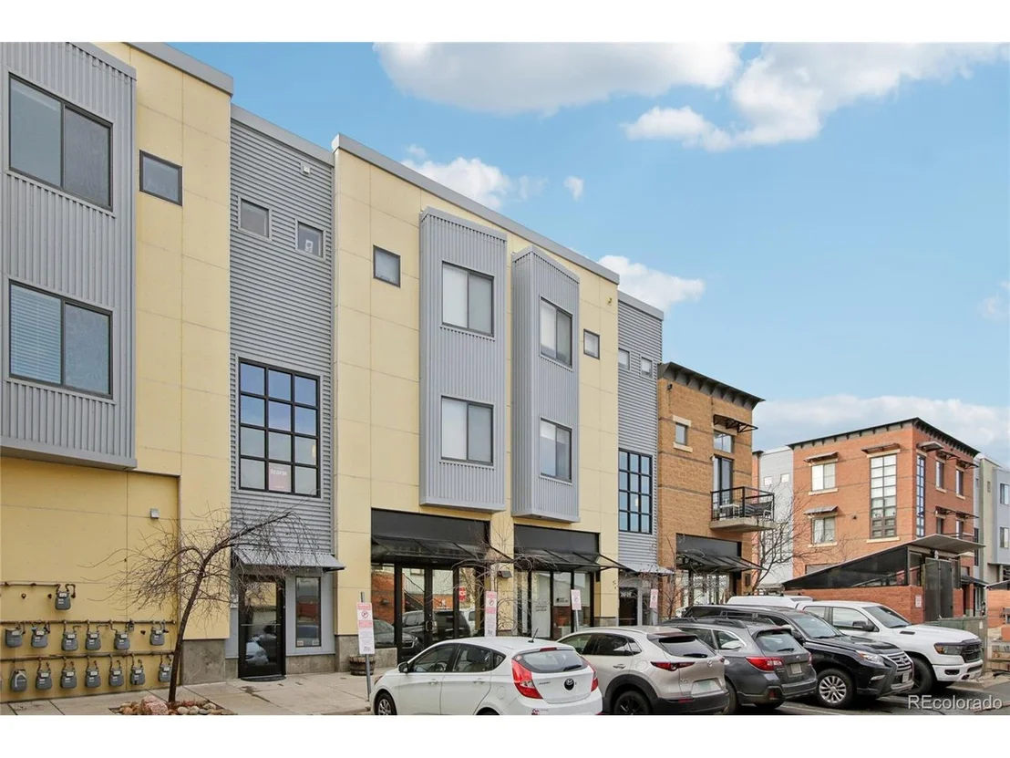 Photo of Unit 208 at 4520 Broadway St
