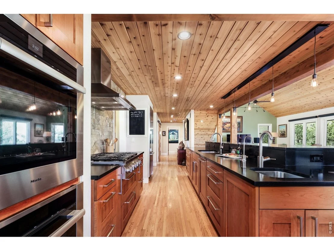 Photo of 300 Colard Ln