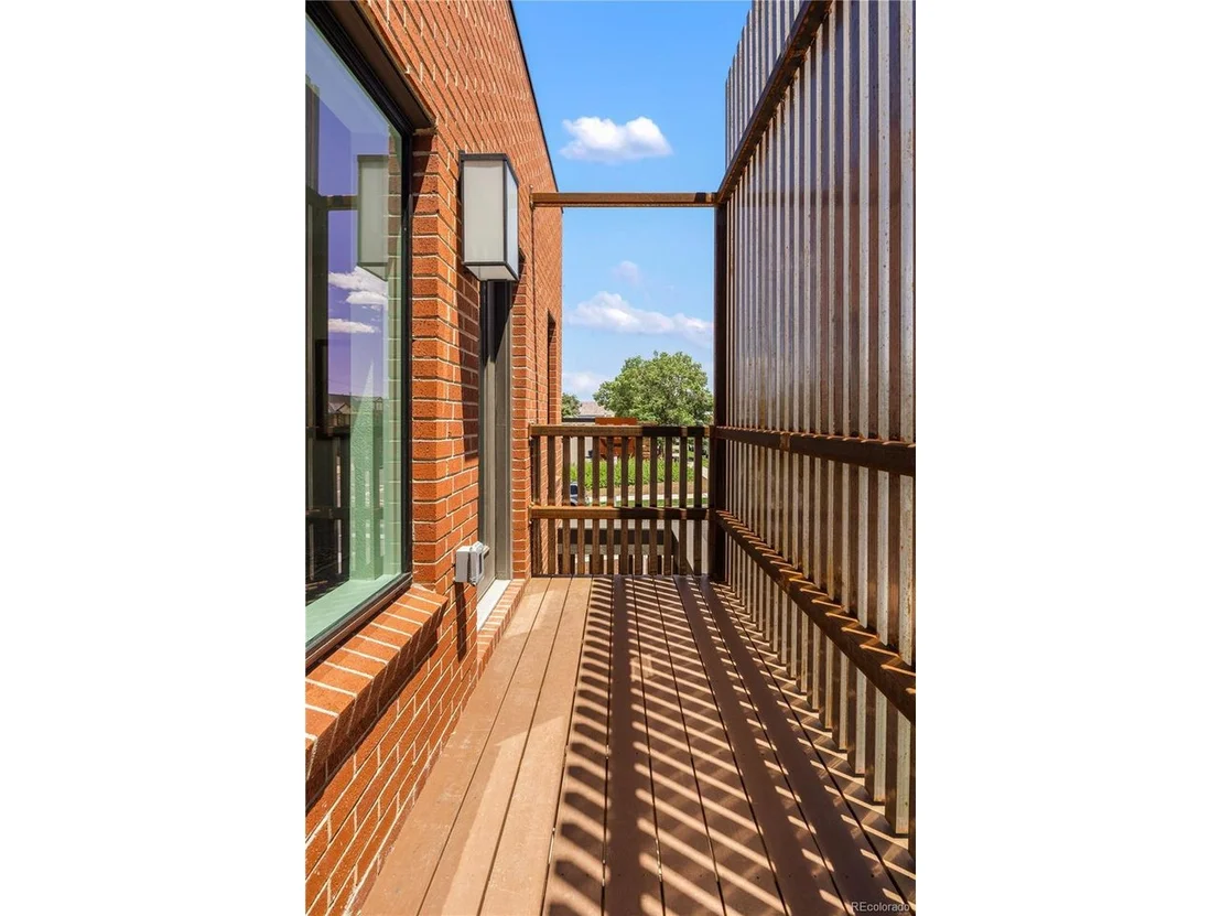 Photo of 3295 Lawrence St