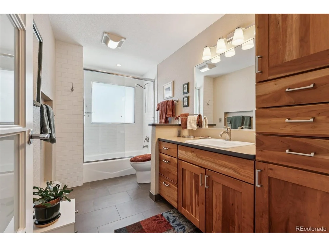 Photo of 831 Crescent Dr