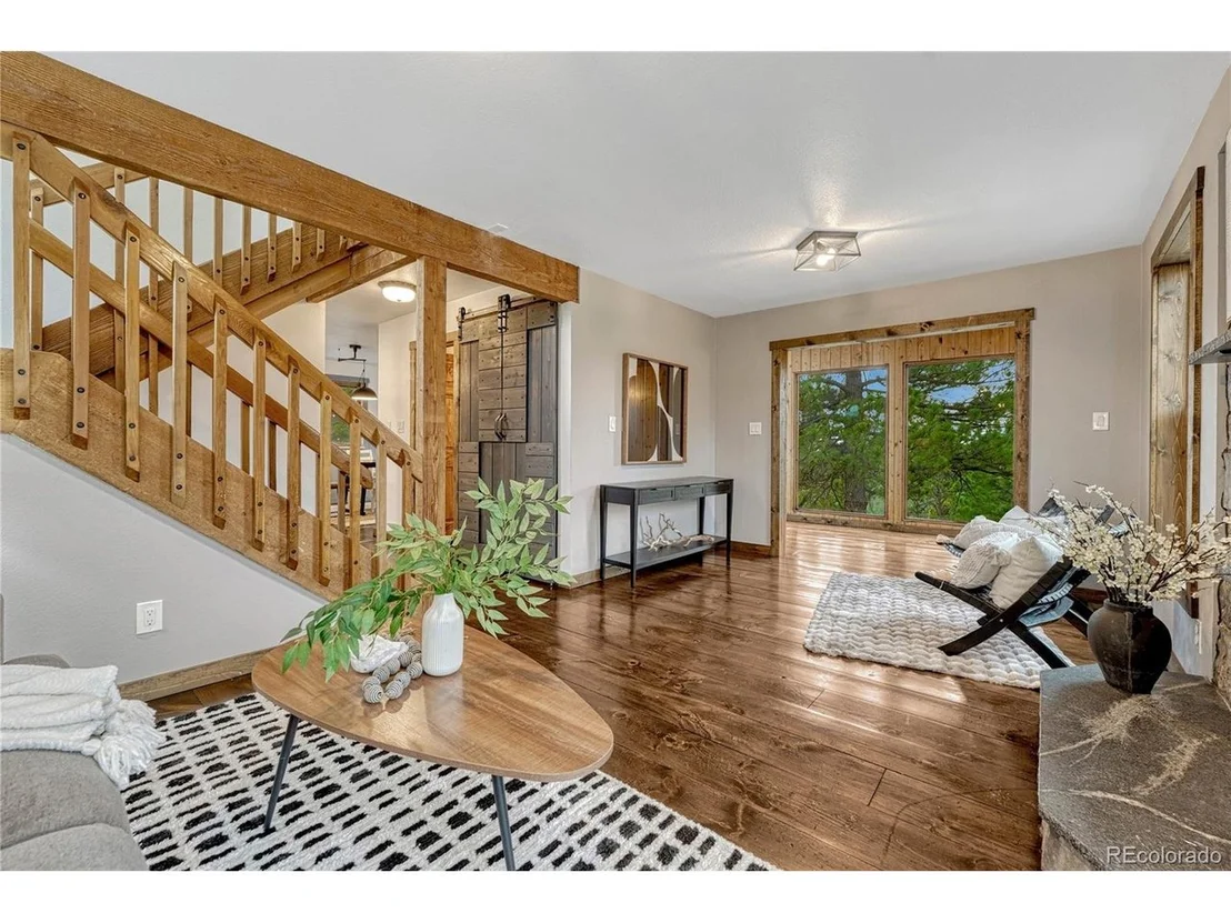 Photo of 19 E Pine Dr