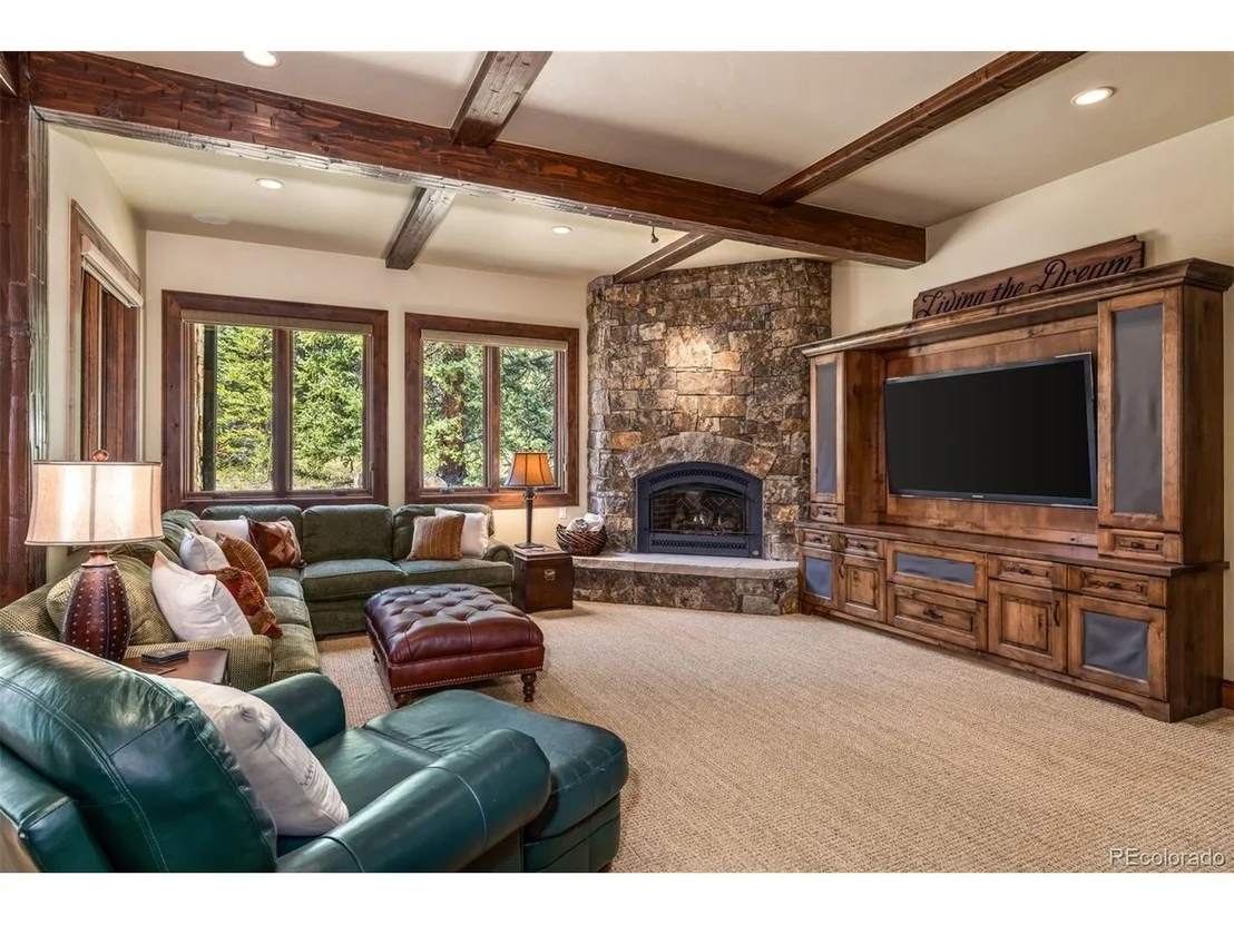 Photo of 345 Peerless Dr
