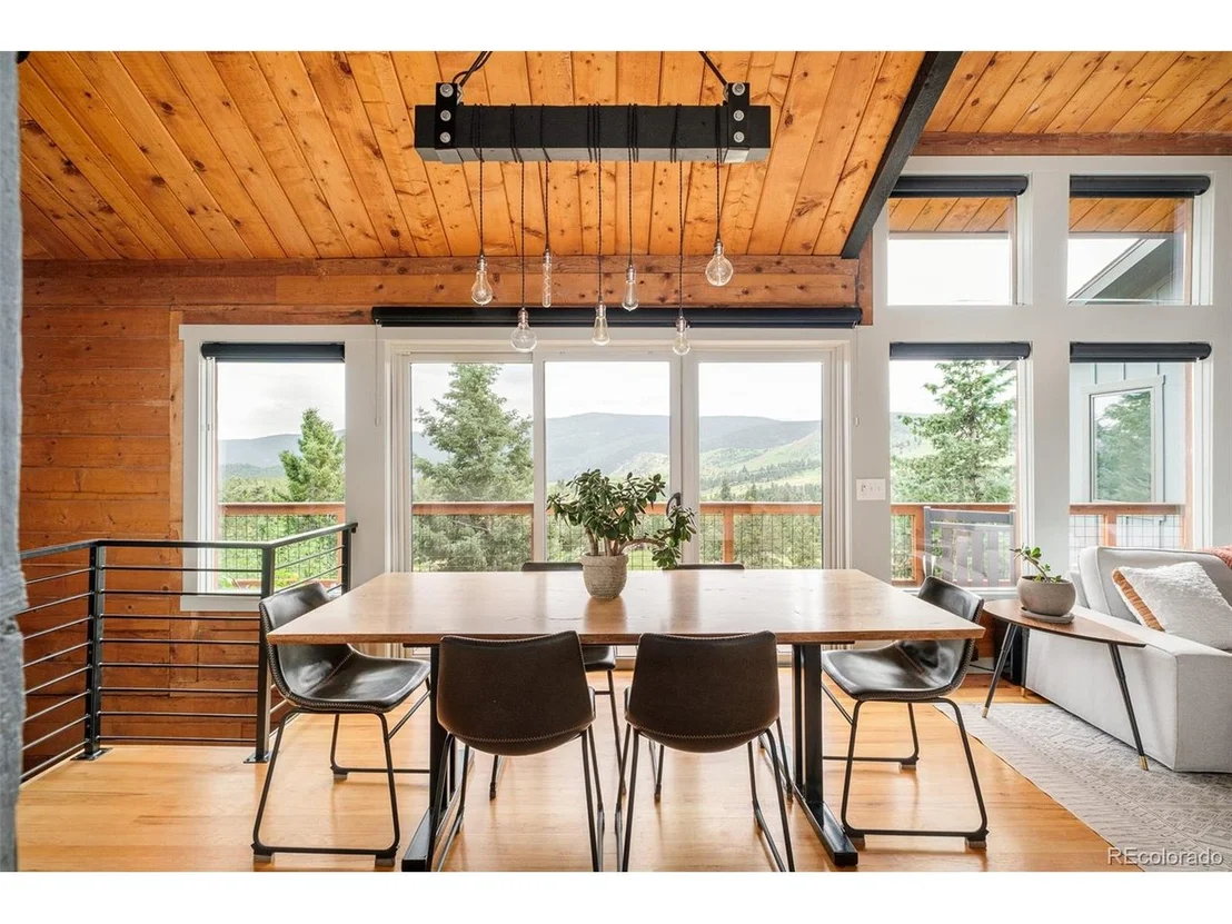 Photo of 1414 Mountain Pines Rd