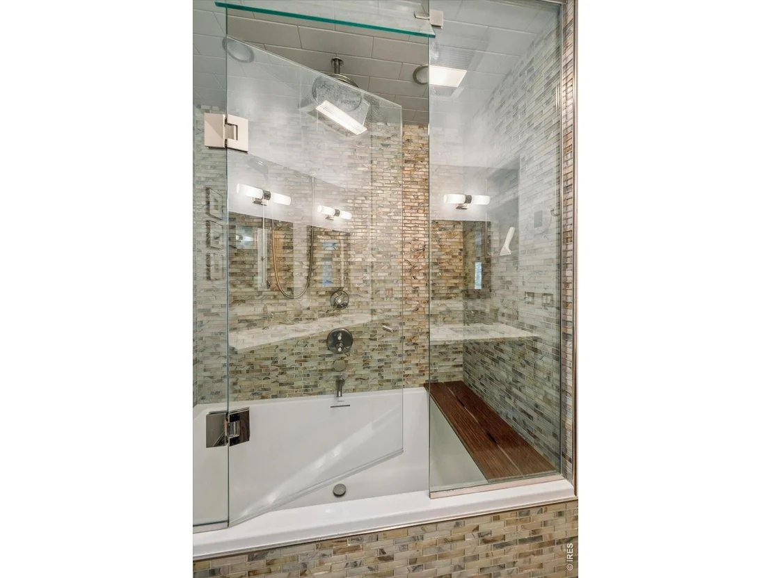 Photo of 733 Lakeshore Dr